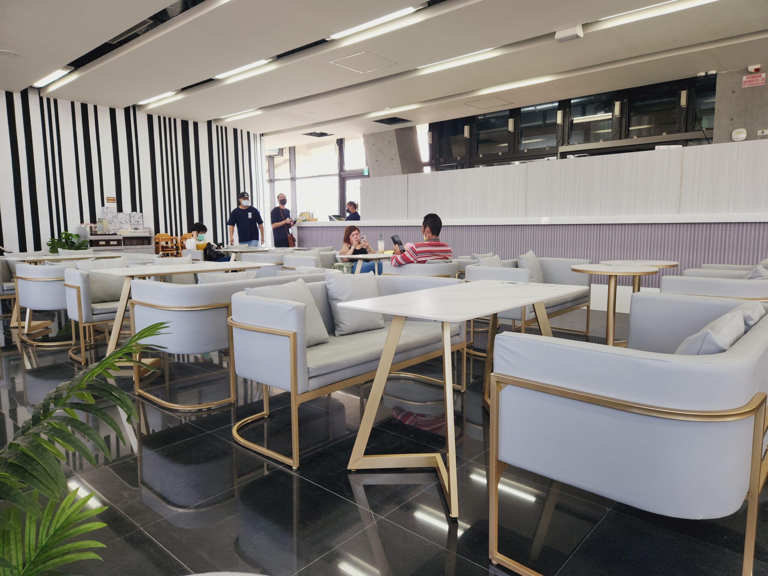 【屏東美食餐廳】*愛琴湖畔景觀餐廳*愛情海岸新品牌，坐擁潮州鐵道園區美麗景觀!