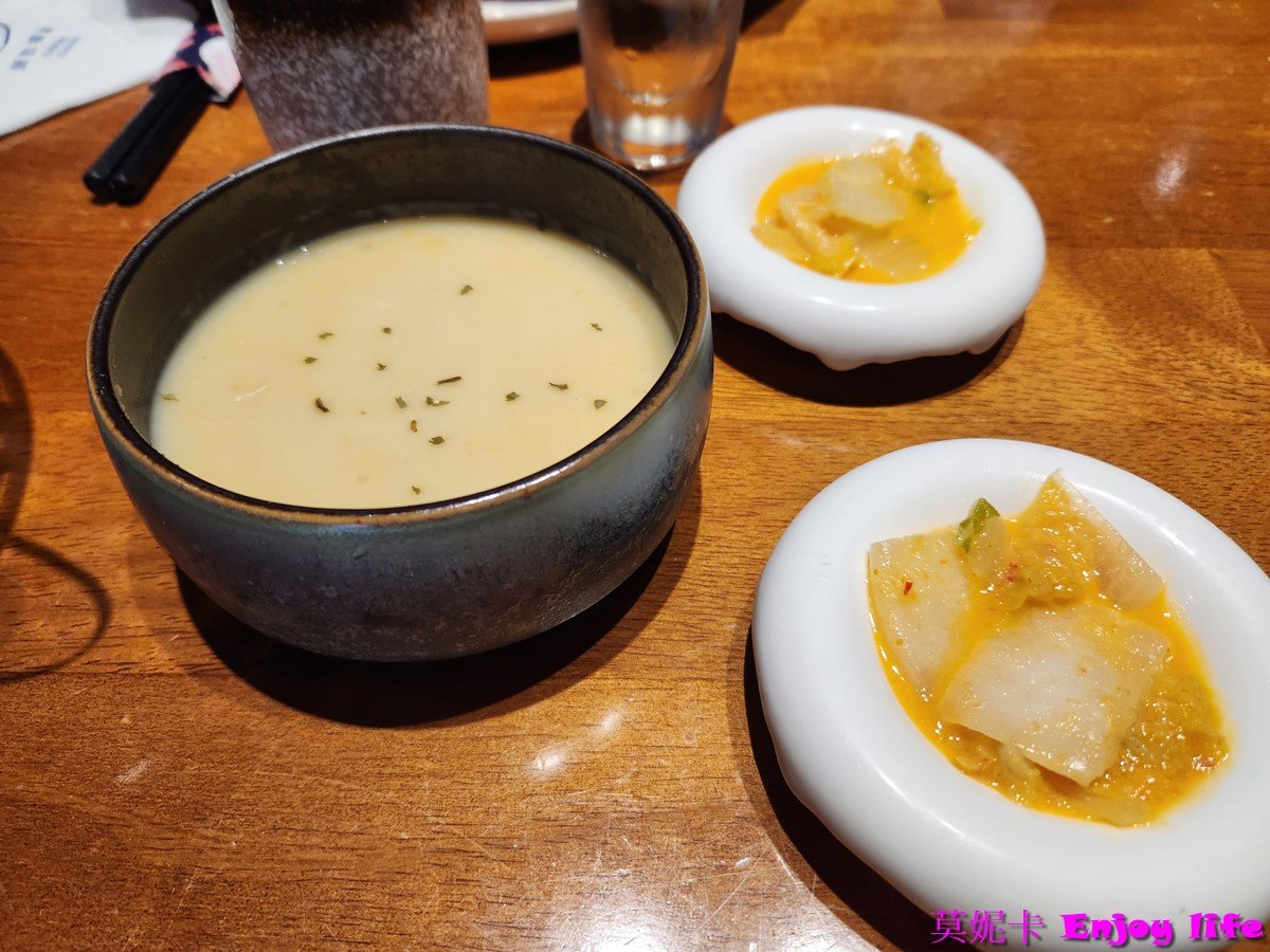 【台南美食餐廳】*SIOU JHIH秀枝餐飲和緯店*台南北區複合式餐廳,有各種私房料理及火鍋套餐,餐點大份又好吃!!!套餐附贈沙拉,濃湯,甜點,飲料還有楊枝甘露跟夢幻好喝的海洋藍柑橘氣泡飲可以選!!! 15 【台南美食餐廳】*SIOU JHIH秀枝餐飲和緯店*台南北區複合式餐廳,有各種私房料理及火鍋套餐,餐點大份又好吃!!!套餐附贈沙拉,濃湯,甜點,飲料還有楊枝甘露跟夢幻好喝的海洋藍柑橘氣泡飲可以選!!!