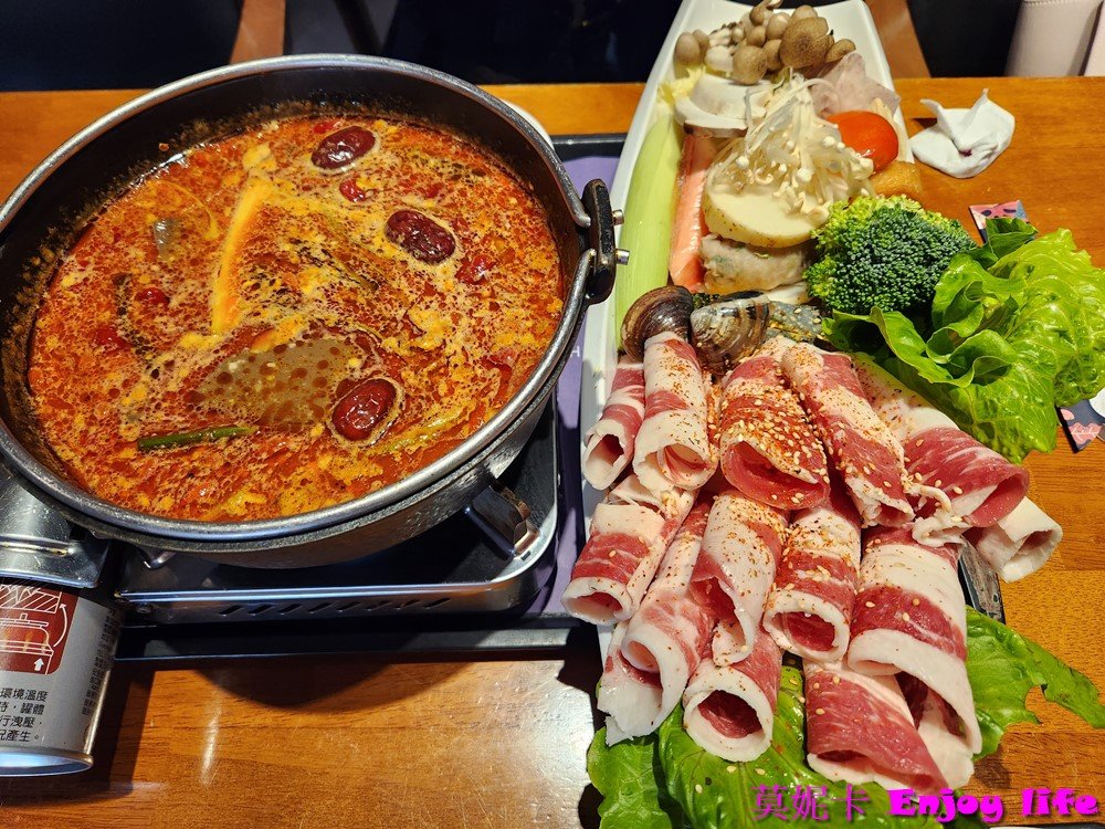 【台南美食餐廳】*SIOU JHIH秀枝餐飲和緯店*台南北區複合式餐廳,有各種私房料理及火鍋套餐,餐點大份又好吃!!!套餐附贈沙拉,濃湯,甜點,飲料還有楊枝甘露跟夢幻好喝的海洋藍柑橘氣泡飲可以選!!! 17 【台南美食餐廳】*SIOU JHIH秀枝餐飲和緯店*台南北區複合式餐廳,有各種私房料理及火鍋套餐,餐點大份又好吃!!!套餐附贈沙拉,濃湯,甜點,飲料還有楊枝甘露跟夢幻好喝的海洋藍柑橘氣泡飲可以選!!!