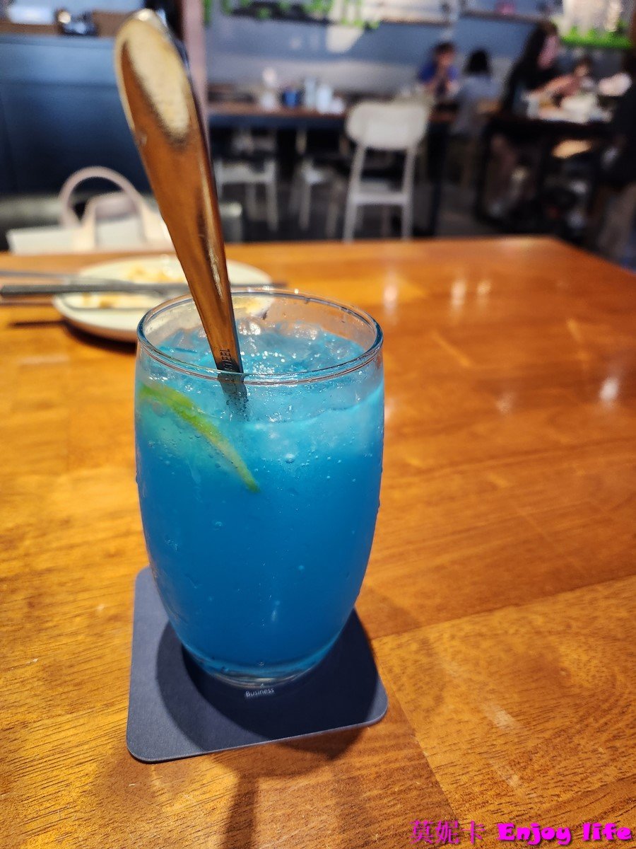 【台南美食餐廳】*SIOU JHIH秀枝餐飲和緯店*台南北區複合式餐廳,有各種私房料理及火鍋套餐,餐點大份又好吃!!!套餐附贈沙拉,濃湯,甜點,飲料還有楊枝甘露跟夢幻好喝的海洋藍柑橘氣泡飲可以選!!! 18 【台南美食餐廳】*SIOU JHIH秀枝餐飲和緯店*台南北區複合式餐廳,有各種私房料理及火鍋套餐,餐點大份又好吃!!!套餐附贈沙拉,濃湯,甜點,飲料還有楊枝甘露跟夢幻好喝的海洋藍柑橘氣泡飲可以選!!!