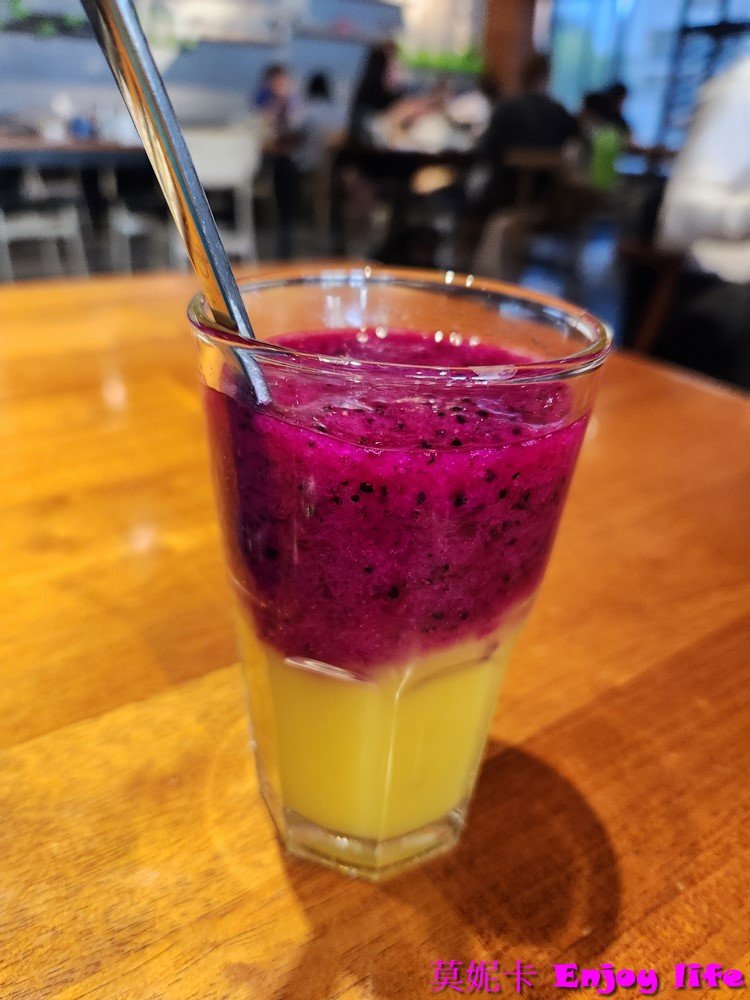 【台南美食餐廳】*SIOU JHIH秀枝餐飲和緯店*台南北區複合式餐廳,有各種私房料理及火鍋套餐,餐點大份又好吃!!!套餐附贈沙拉,濃湯,甜點,飲料還有楊枝甘露跟夢幻好喝的海洋藍柑橘氣泡飲可以選!!! 19 【台南美食餐廳】*SIOU JHIH秀枝餐飲和緯店*台南北區複合式餐廳,有各種私房料理及火鍋套餐,餐點大份又好吃!!!套餐附贈沙拉,濃湯,甜點,飲料還有楊枝甘露跟夢幻好喝的海洋藍柑橘氣泡飲可以選!!!