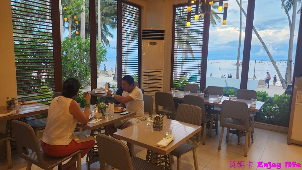 【薄荷島住宿】*Henann Resort Alona Beach 阿羅納海灘赫納度假村*薄荷島上最好最大的度假村，有超多泳池，超漂亮的海景，走出去就是熱鬧的Alona beach。