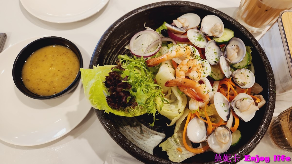 【台南美食餐廳】*雛菊見DAISY HOUSE-台南國賓店*，2023年8月新開幕東區網美餐廳，結合現代與南洋風超漂亮餐廳，餐點多樣好吃，還有多人分享餐適合聚餐!!!