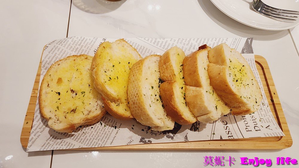 【台南美食餐廳】*雛菊見DAISY HOUSE-台南國賓店*，2023年8月新開幕東區網美餐廳，結合現代與南洋風超漂亮餐廳，餐點多樣好吃，還有多人分享餐適合聚餐!!!