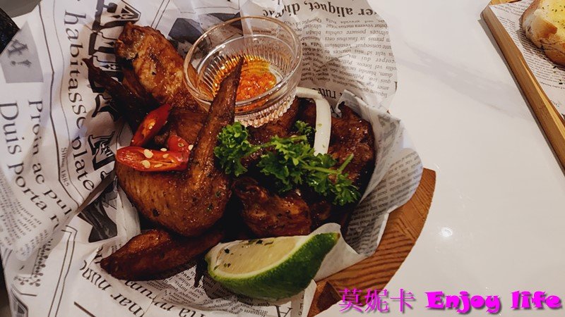 【台南美食餐廳】*雛菊見DAISY HOUSE-台南國賓店*，2023年8月新開幕東區網美餐廳，結合現代與南洋風超漂亮餐廳，餐點多樣好吃，還有多人分享餐適合聚餐!!!