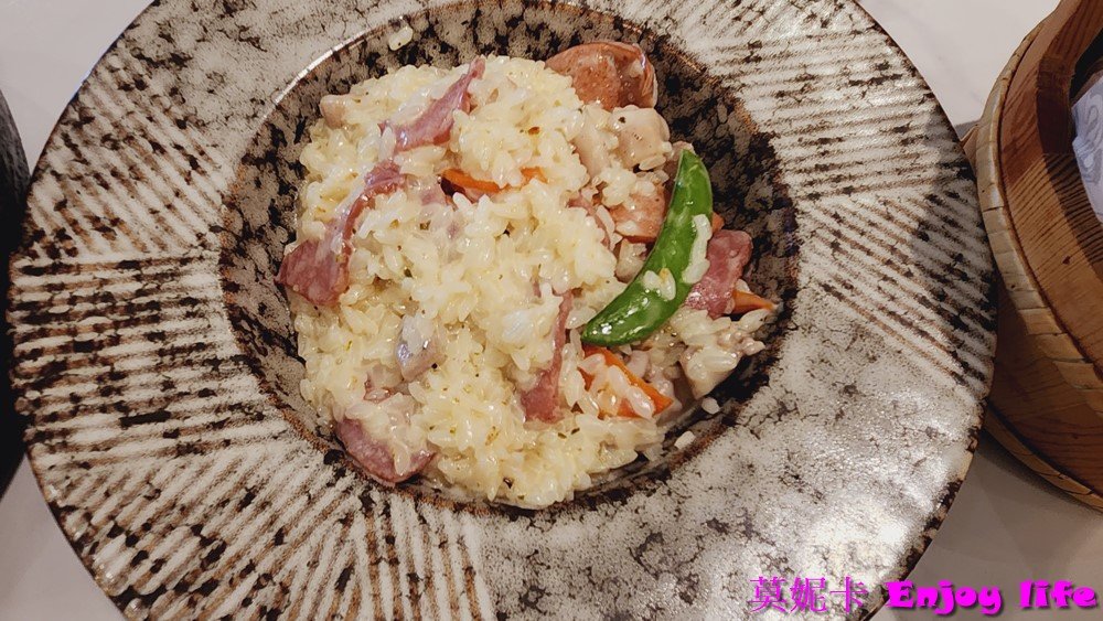 【台南美食餐廳】*雛菊見DAISY HOUSE-台南國賓店*，2023年8月新開幕東區網美餐廳，結合現代與南洋風超漂亮餐廳，餐點多樣好吃，還有多人分享餐適合聚餐!!!