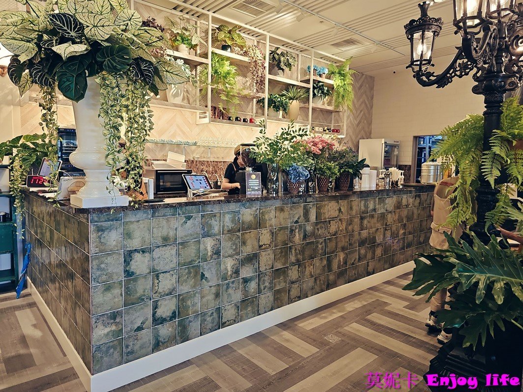 【台南美食餐廳】*雛菊見DAISY HOUSE-台南國賓店*，2023年8月新開幕東區網美餐廳，結合現代與南洋風超漂亮餐廳，餐點多樣好吃，還有多人分享餐適合聚餐!!!