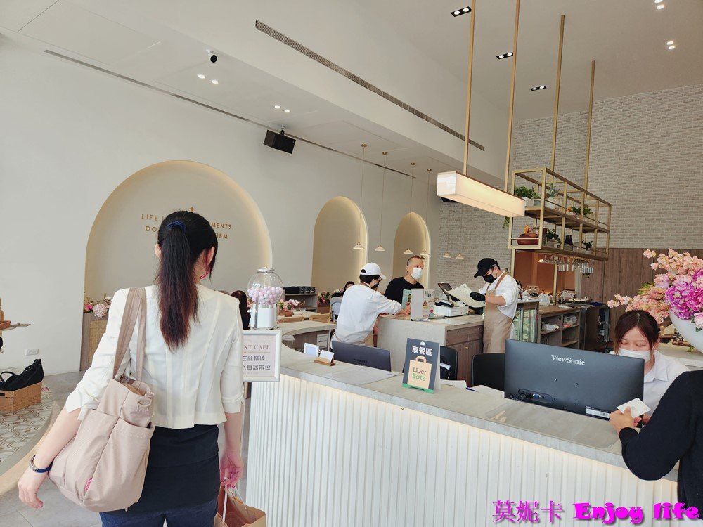 【台南美食餐廳】*IMOMENT CAFÉ 享當下台南旗艦店*安平區新網美餐廳，超美花系早午餐廳，有好吃的黑炸雞跟漂亮又好喝的熊熊珍Q拿鐵!!!
