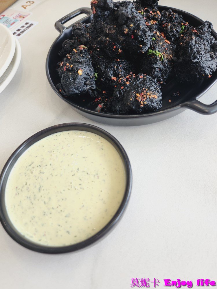 【台南美食餐廳】*IMOMENT CAFÉ 享當下台南旗艦店*安平區新網美餐廳，超美花系早午餐廳，有好吃的黑炸雞跟漂亮又好喝的熊熊珍Q拿鐵!!!