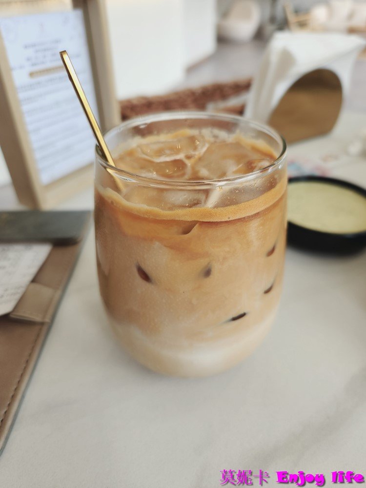 【台南美食餐廳】*IMOMENT CAFÉ 享當下台南旗艦店*安平區新網美餐廳，超美花系早午餐廳，有好吃的黑炸雞跟漂亮又好喝的熊熊珍Q拿鐵!!!