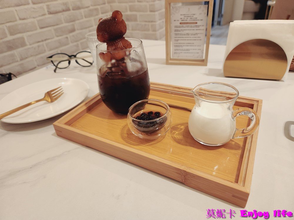 【台南美食餐廳】*IMOMENT CAFÉ 享當下台南旗艦店*安平區新網美餐廳，超美花系早午餐廳，有好吃的黑炸雞跟漂亮又好喝的熊熊珍Q拿鐵!!!