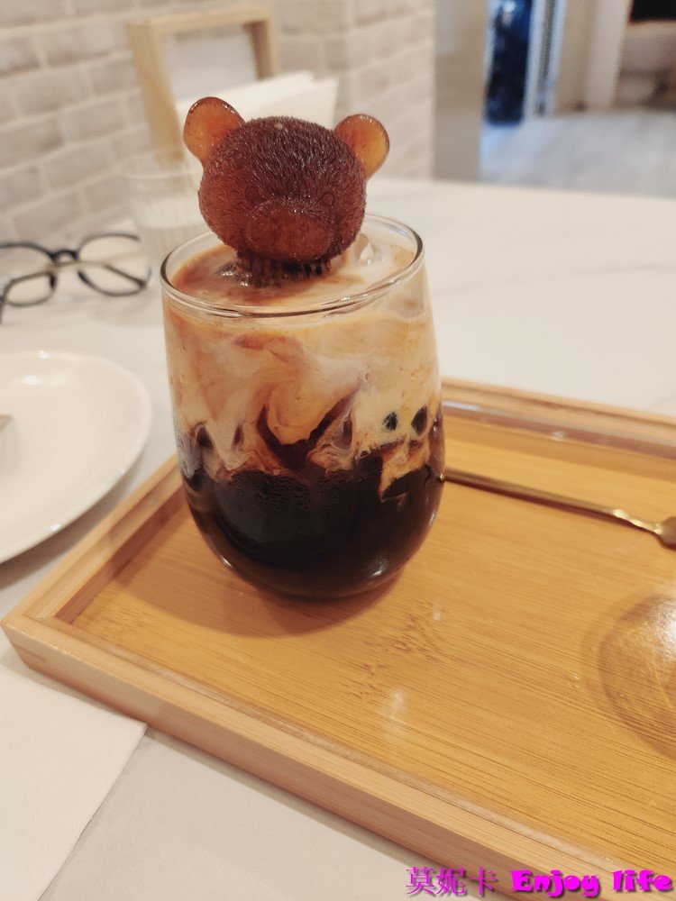 【台南美食餐廳】*IMOMENT CAFÉ 享當下台南旗艦店*安平區新網美餐廳，超美花系早午餐廳，有好吃的黑炸雞跟漂亮又好喝的熊熊珍Q拿鐵!!!