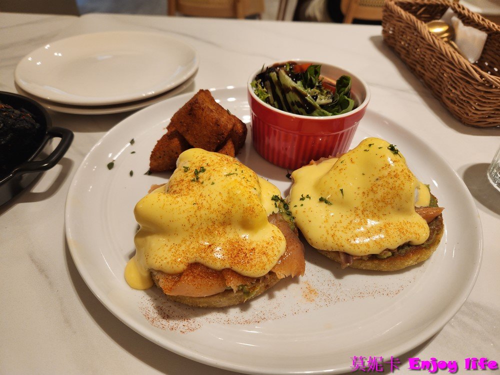 【台南美食餐廳】*IMOMENT CAFÉ 享當下台南旗艦店*安平區新網美餐廳，超美花系早午餐廳，有好吃的黑炸雞跟漂亮又好喝的熊熊珍Q拿鐵!!!