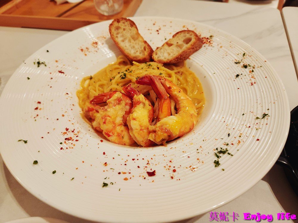 【台南美食餐廳】*IMOMENT CAFÉ 享當下台南旗艦店*安平區新網美餐廳，超美花系早午餐廳，有好吃的黑炸雞跟漂亮又好喝的熊熊珍Q拿鐵!!!