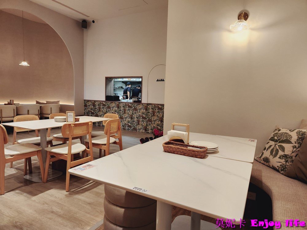 【台南美食餐廳】*IMOMENT CAFÉ 享當下台南旗艦店*安平區新網美餐廳，超美花系早午餐廳，有好吃的黑炸雞跟漂亮又好喝的熊熊珍Q拿鐵!!!