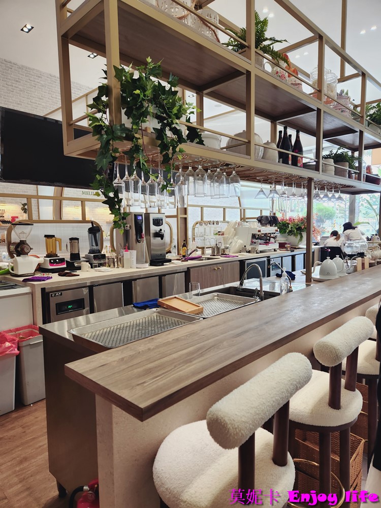 【台南美食餐廳】*IMOMENT CAFÉ 享當下台南旗艦店*安平區新網美餐廳，超美花系早午餐廳，有好吃的黑炸雞跟漂亮又好喝的熊熊珍Q拿鐵!!!