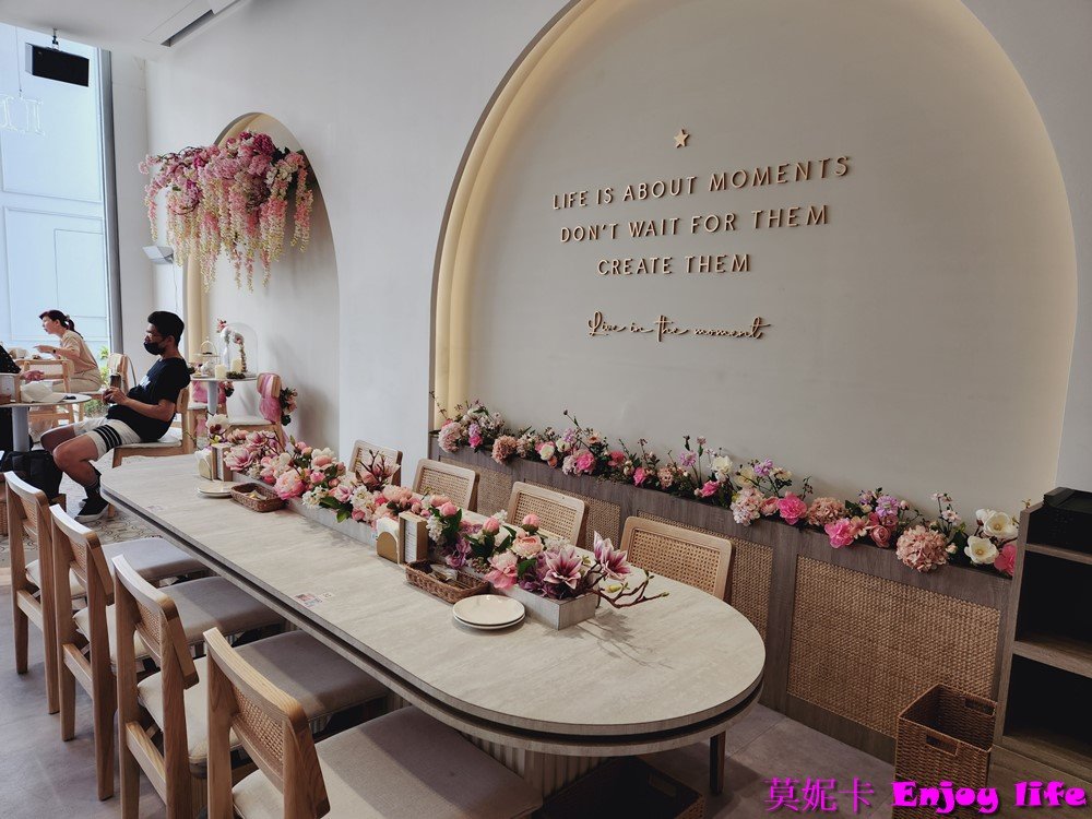 【台南美食餐廳】*IMOMENT CAFÉ 享當下台南旗艦店*安平區新網美餐廳，超美花系早午餐廳，有好吃的黑炸雞跟漂亮又好喝的熊熊珍Q拿鐵!!!