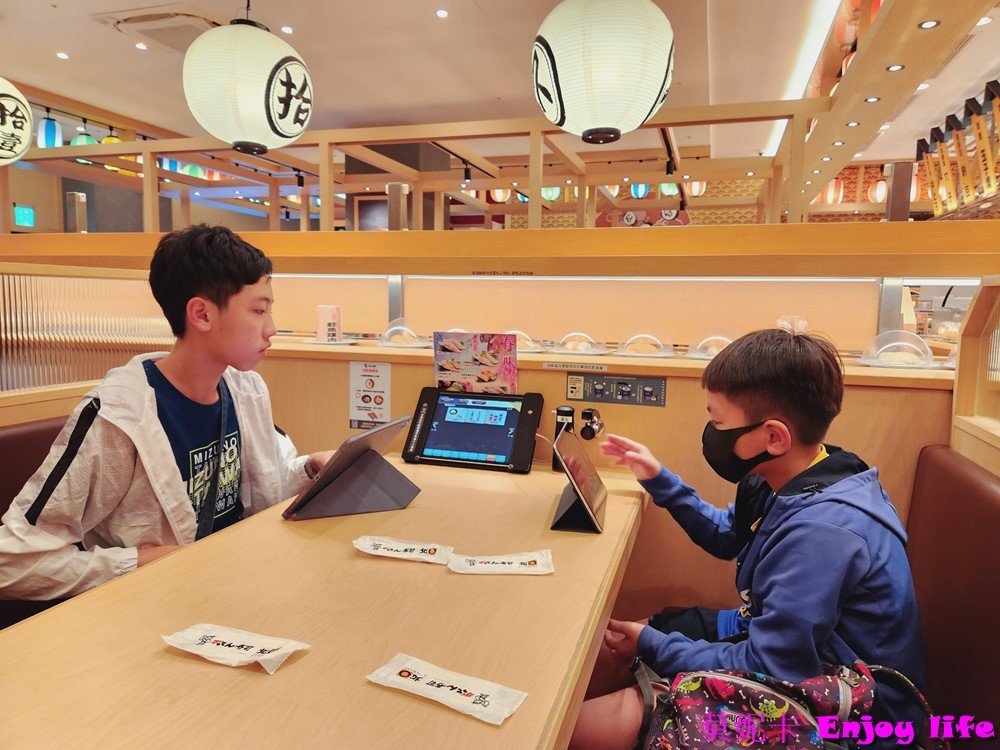 【台南美食餐廳】*合點壽司台南三井店* 來自日本新鮮好吃的迴轉壽司，壽司種類多樣，生魚片超新鮮好吃!