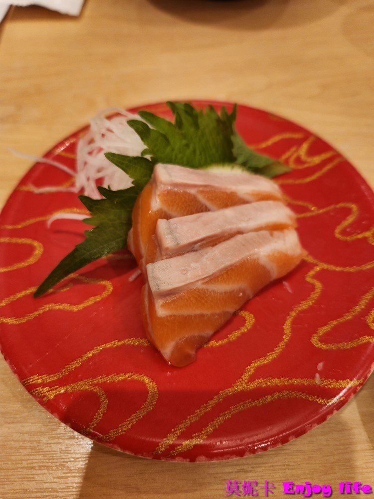 【台南美食餐廳】*合點壽司台南三井店* 來自日本新鮮好吃的迴轉壽司，壽司種類多樣，生魚片超新鮮好吃!