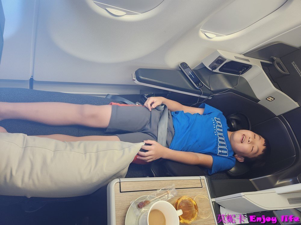 【長榮航空商務艙】台北飛宿霧長榮商務艙A330-300，座位很大可以平躺，享有Infiniti貴賓室及專屬櫃檯check-in!!!