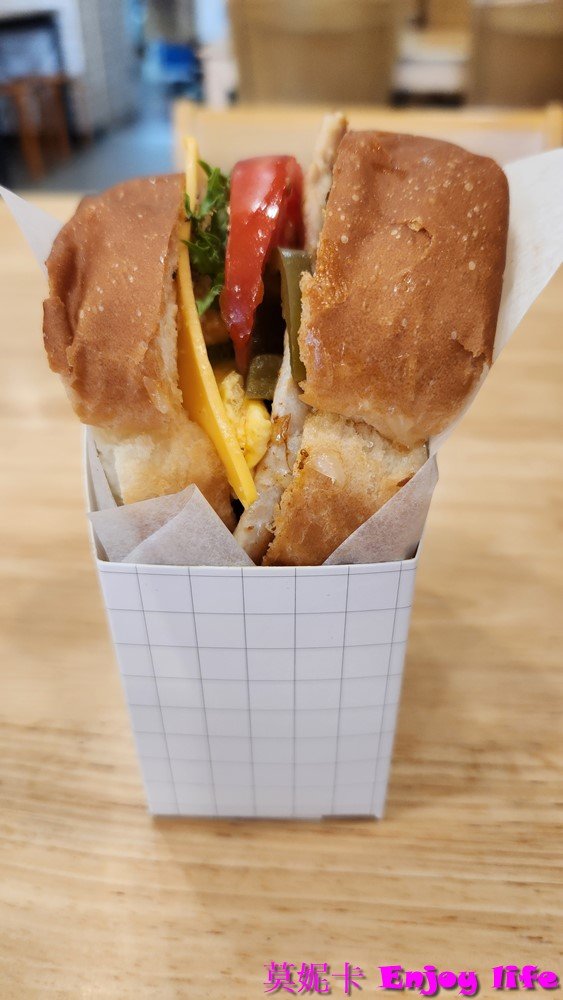 【台南美食餐廳】*奶油小姐手作吐司早午餐*台南東區早午餐廳，自製山型吐司鬆軟好吃，可以媲美韓國ISAAC奶油吐司!