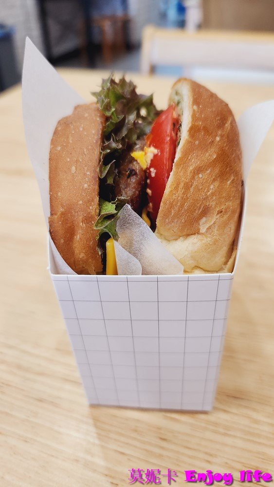 【台南美食餐廳】*奶油小姐手作吐司早午餐*台南東區早午餐廳，自製山型吐司鬆軟好吃，可以媲美韓國ISAAC奶油吐司!