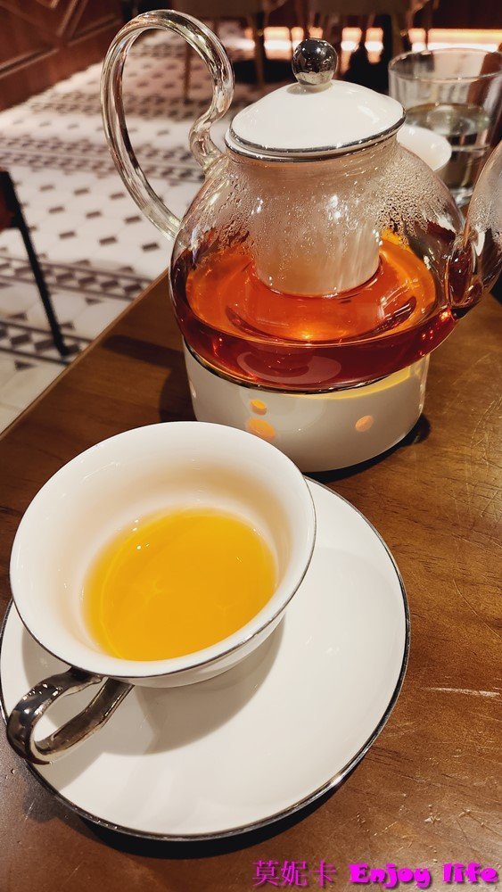 【台南美食餐廳】*JiNHER 今鶴義式餐酒館台南安平店*，2023年7月新開幕中西區歐式裝潢網美餐廳，早午餐推薦好吃的安格斯牛排，下午茶甜點必點令人驚豔的舒芙蕾，還有平日出勤優惠TWG茶只要10元!!!