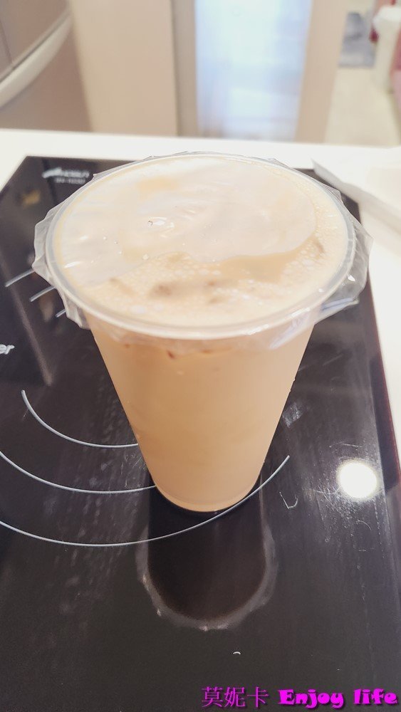 【台南美食小吃】*李老闆香港菠蘿包*，標榜新鮮出爐，化學無添加的麵包，下午茶來個鹹甜冰火波蘿油搭配港式凍奶茶，真的好美味!!!