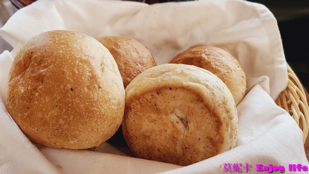 【台南美食餐廳】*金色三麥南紡店*,有令人驚豔的海陸雙拼,可以整隻咬下的軟殼蟹,美味的披薩,多種類餐點,適合聚餐多人分享。 11 【台南美食餐廳】*金色三麥南紡店*,有令人驚豔的海陸雙拼,可以整隻咬下的軟殼蟹,美味的披薩,多種類餐點,適合聚餐多人分享。