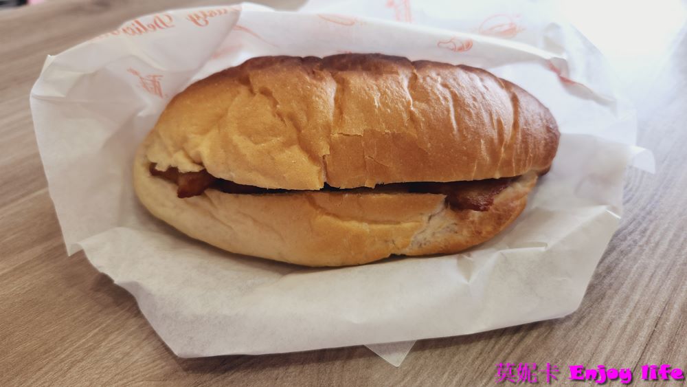 【台南美食餐廳】*港味Classic Taste*，香港人開的台南東區港式茶餐廳，有超好吃的豬扒包，還有令人驚豔的西多士，可以來吃午餐或下午茶，每樣餐點真的都好美味!!!(已搬到長榮路)