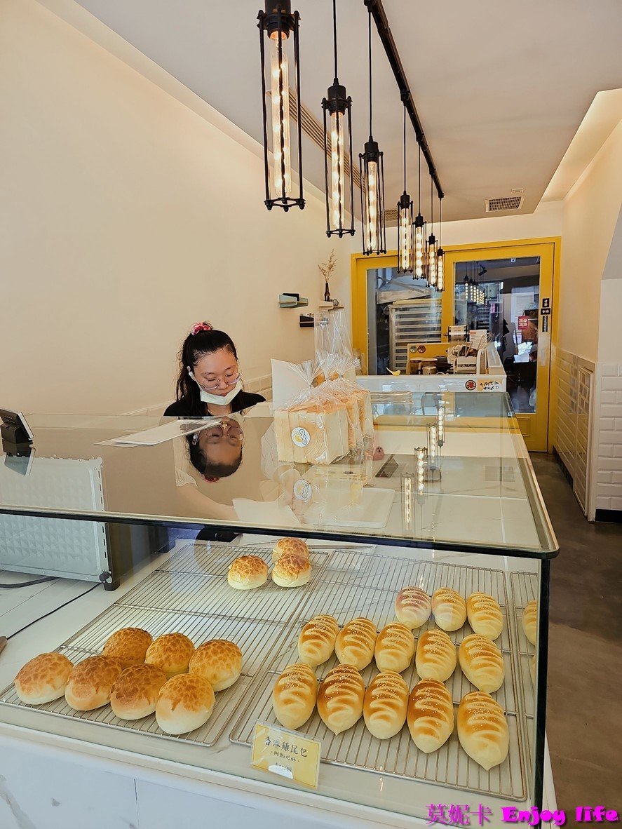 【台南美食小吃】*李老闆香港菠蘿包*，標榜新鮮出爐，化學無添加的麵包，下午茶來個鹹甜冰火波蘿油搭配港式凍奶茶，真的好美味!!!