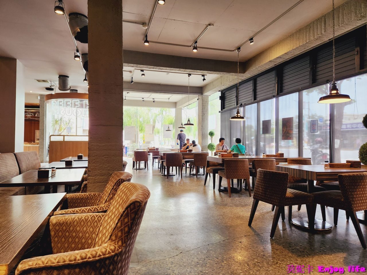 【台南美食餐廳】*牛室炙燒牛排台南海安店*,台南北區牛排館,Costco附近,有吃到飽種類多樣自助吧,不只牛排還可以吃到披薩跟炸物! 2 【台南美食餐廳】*牛室炙燒牛排台南海安店*,台南北區牛排館,Costco附近,有吃到飽種類多樣自助吧,不只牛排還可以吃到披薩跟炸物!