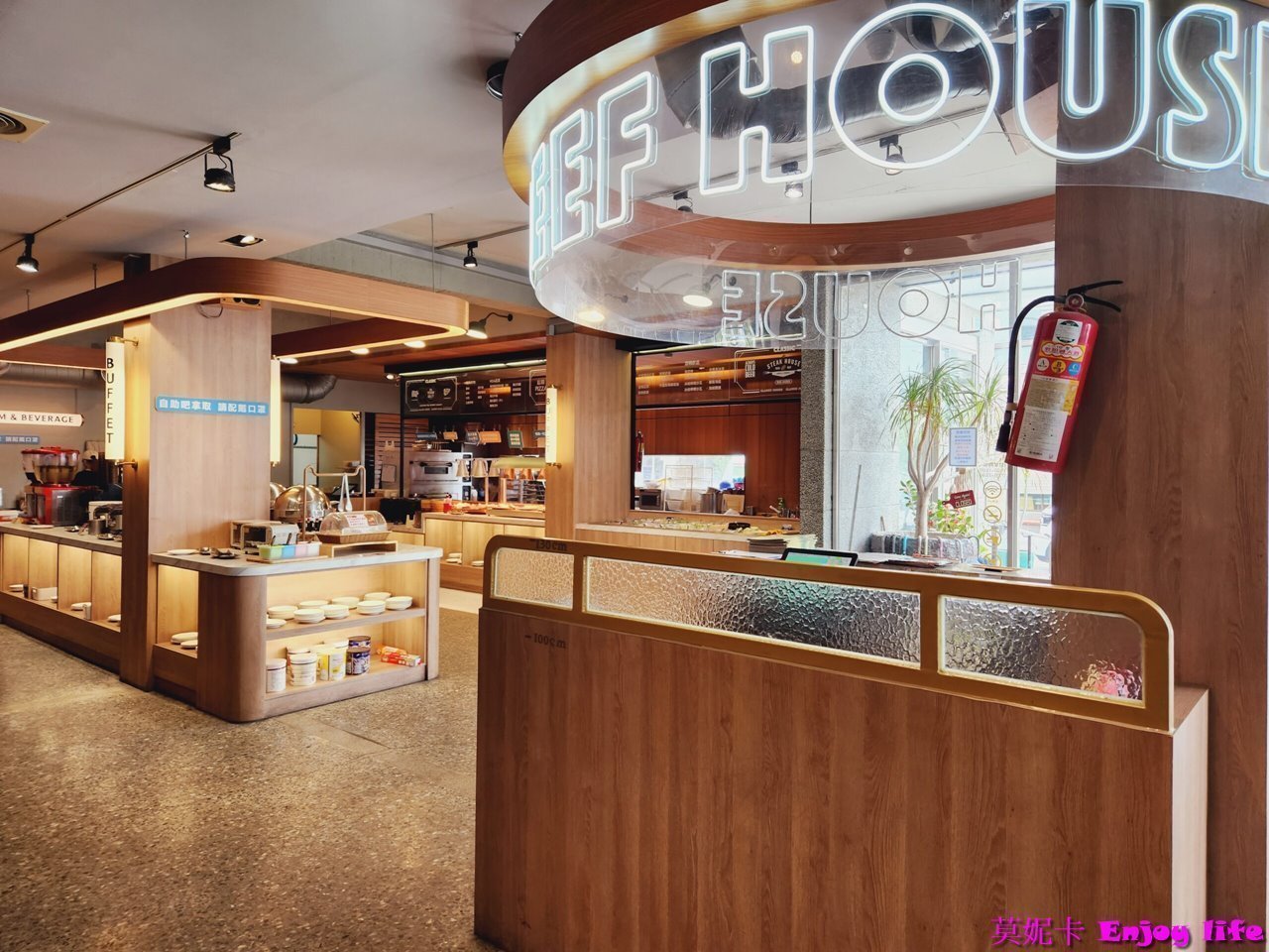 【台南美食餐廳】*牛室炙燒牛排台南海安店*,台南北區牛排館,Costco附近,有吃到飽種類多樣自助吧,不只牛排還可以吃到披薩跟炸物! 1 【台南美食餐廳】*牛室炙燒牛排台南海安店*,台南北區牛排館,Costco附近,有吃到飽種類多樣自助吧,不只牛排還可以吃到披薩跟炸物!