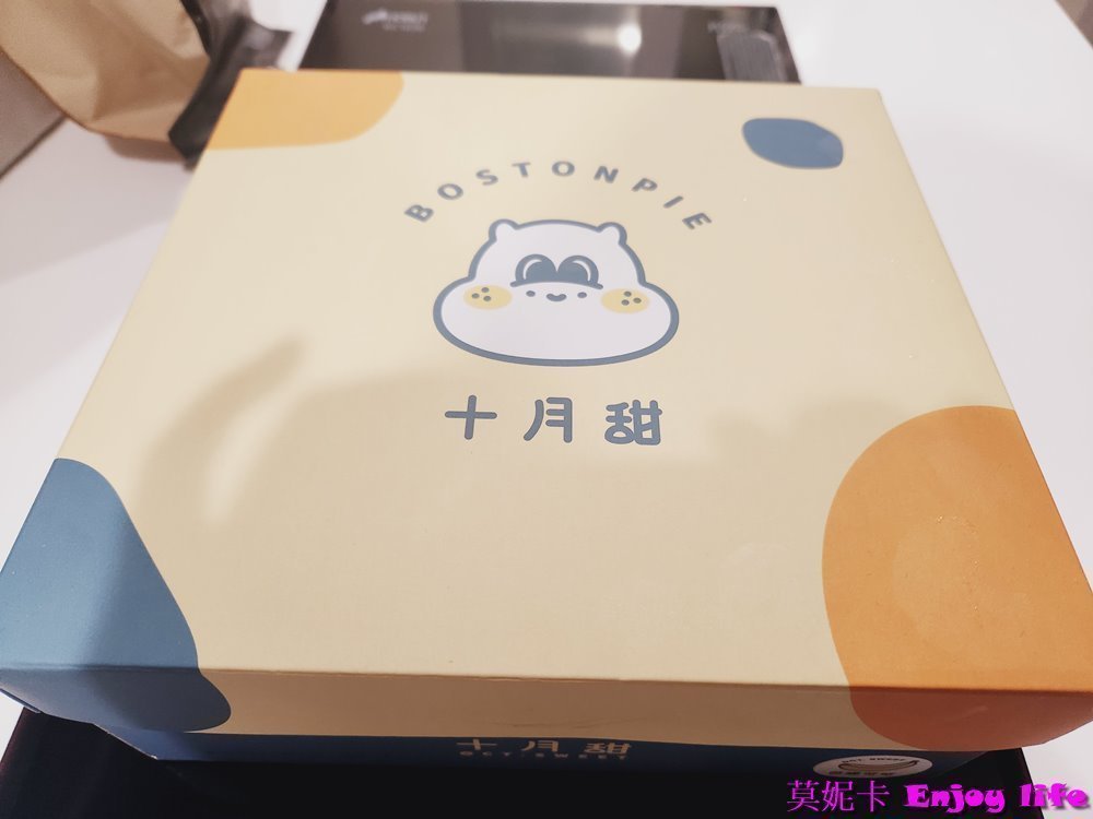 【台南美食伴手禮】*十月甜Oct.Sweet波士頓派東寧門市* 2022年台南東區新開波士頓派甜點，有各種口味，可以當彌月蛋糕或伴手禮，芭娜可可波士頓派，裡面滿滿的香蕉內餡,超好吃!
