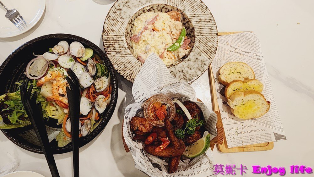 【台南美食餐廳】*雛菊見DAISY HOUSE-台南國賓店*，2023年8月新開幕東區網美餐廳，結合現代與南洋風超漂亮餐廳，餐點多樣好吃，還有多人分享餐適合聚餐!!!