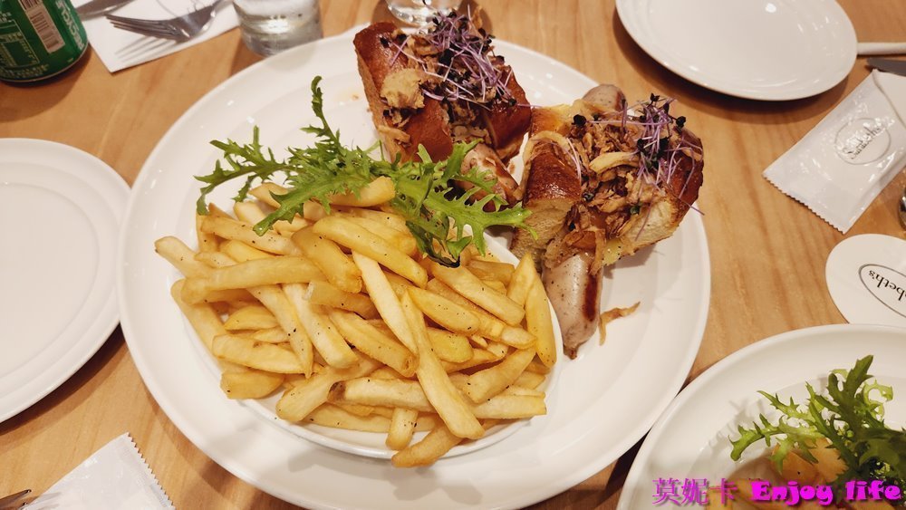 【台中美食餐廳】*Sarabeth's 紐約早餐女王台中LaLaport店*,被評為世界第一名早餐,有令人驚豔的漢堡,超好吃的法式吐司,只有在台北跟台中吃得到。 9 【台中美食餐廳】*Sarabeth's 紐約早餐女王台中LaLaport店*,被評為世界第一名早餐,有令人驚豔的漢堡,超好吃的法式吐司,只有在台北跟台中吃得到。