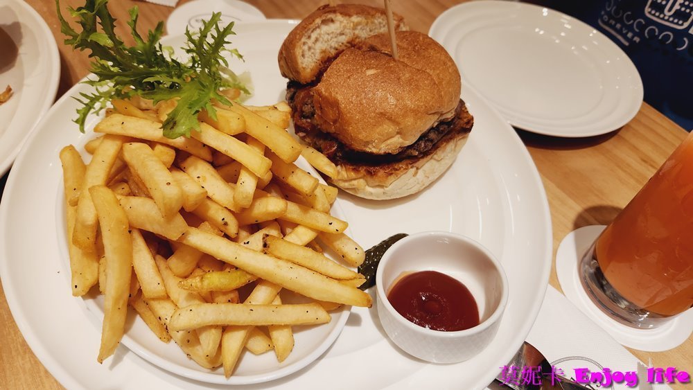 【台中美食餐廳】*Sarabeth's 紐約早餐女王台中LaLaport店*,被評為世界第一名早餐,有令人驚豔的漢堡,超好吃的法式吐司,只有在台北跟台中吃得到。 10 【台中美食餐廳】*Sarabeth's 紐約早餐女王台中LaLaport店*,被評為世界第一名早餐,有令人驚豔的漢堡,超好吃的法式吐司,只有在台北跟台中吃得到。