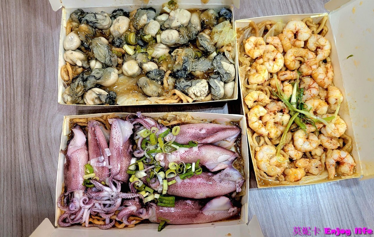 【台南美食茶飲】*台南金三益茶飲林森店*浮誇海鮮麵，有拌麵，鍋燒麵，滿滿的海鮮鋪在麵上，被茶飲耽誤的海鮮麵店，觀光客必來台南有名小吃茶飲麵店!