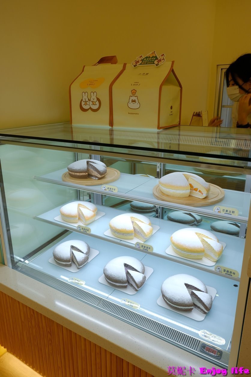 【台南美食伴手禮】*十月甜Oct.Sweet波士頓派東寧門市* 2022年台南東區新開波士頓派甜點，有各種口味，可以當彌月蛋糕或伴手禮，芭娜可可波士頓派，裡面滿滿的香蕉內餡,超好吃!