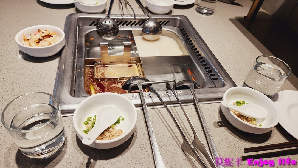 【台南美食餐廳】*海底撈南紡店*，有免費的美甲服務，還有變臉表演，服務超好，又有特別又好吃的撈派牛羊肉及美味的鍋底!!!