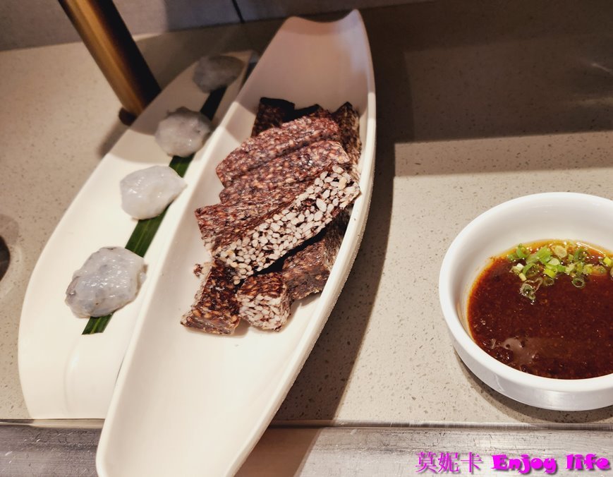 【台南美食餐廳】*海底撈南紡店*，有免費的美甲服務，還有變臉表演，服務超好，又有特別又好吃的撈派牛羊肉及美味的鍋底!!!