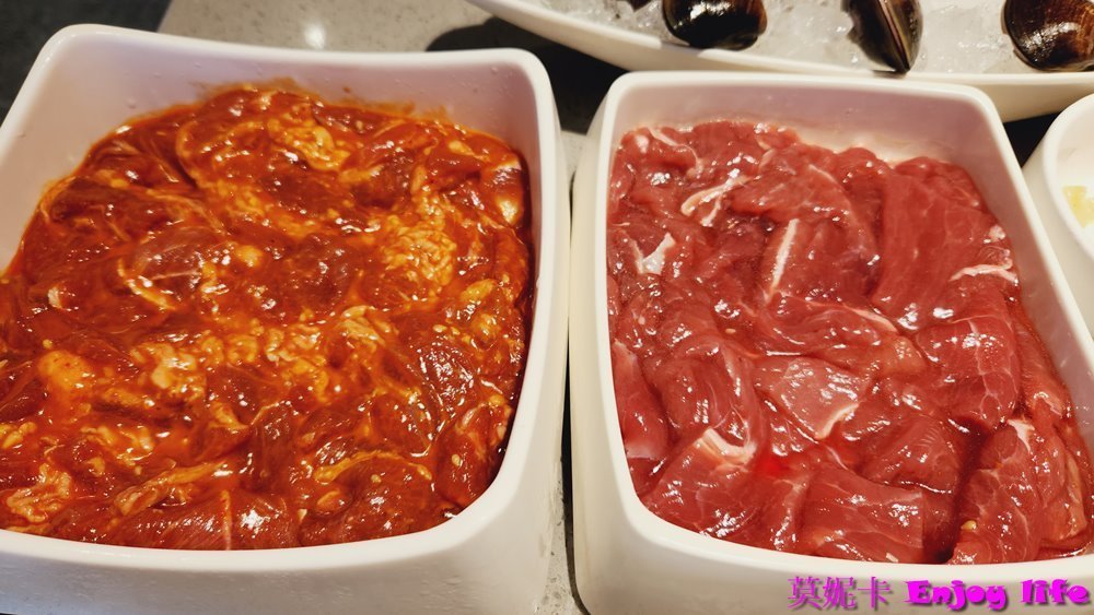 【台南美食餐廳】*海底撈南紡店*，有免費的美甲服務，還有變臉表演，服務超好，又有特別又好吃的撈派牛羊肉及美味的鍋底!!!