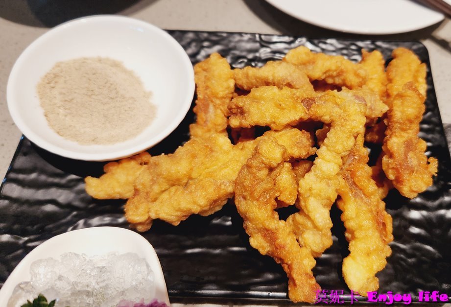 【台南美食餐廳】*海底撈南紡店*，有免費的美甲服務，還有變臉表演，服務超好，又有特別又好吃的撈派牛羊肉及美味的鍋底!!!