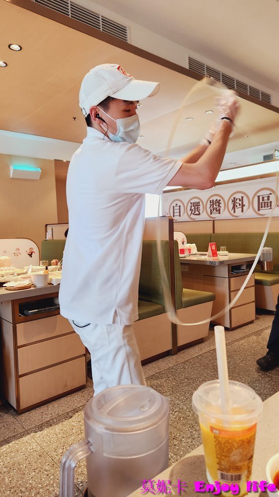 【台南美食餐廳】*海底撈南紡店*，有免費的美甲服務，還有變臉表演，服務超好，又有特別又好吃的撈派牛羊肉及美味的鍋底!!!
