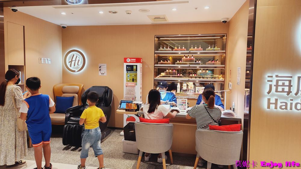【台南美食餐廳】*海底撈南紡店*，有免費的美甲服務，還有變臉表演，服務超好，又有特別又好吃的撈派牛羊肉及美味的鍋底!!!