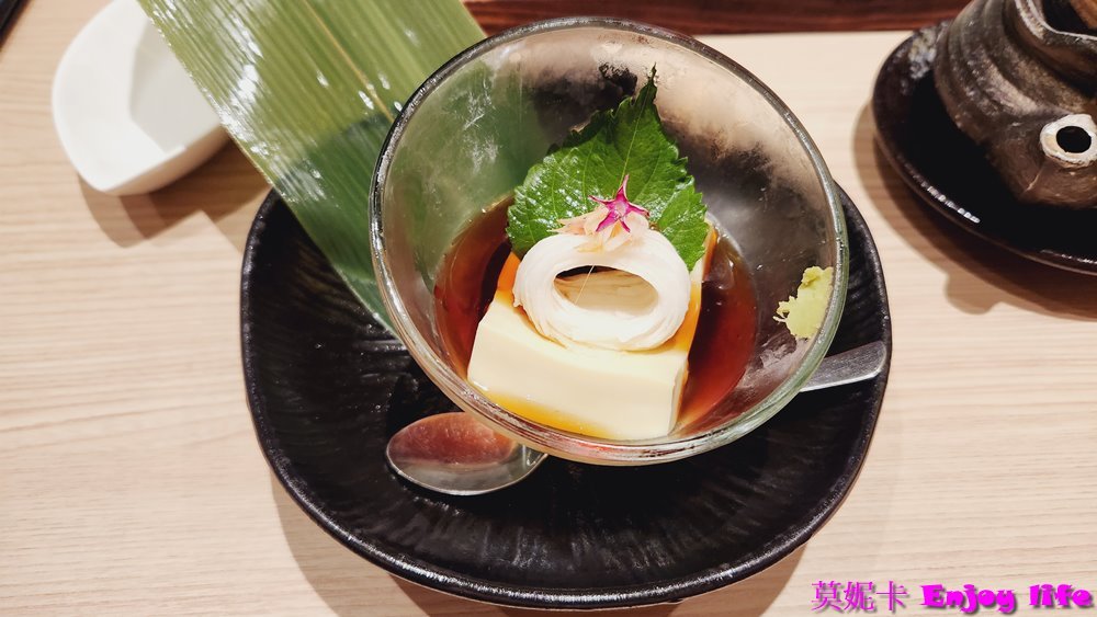 【台南美食餐廳】*藝奇南紡店*，王品集團下的日式料理餐廳，日式高貴典雅的裝潢，各式日式岩燒套餐選擇，有新鮮好吃的生魚片及鮮嫩多汁好吃的骰子牛及豚燒!!!