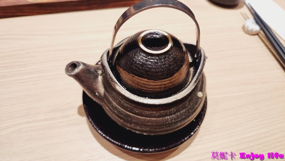 【台南美食餐廳】*藝奇南紡店*，王品集團下的日式料理餐廳，日式高貴典雅的裝潢，各式日式岩燒套餐選擇，有新鮮好吃的生魚片及鮮嫩多汁好吃的骰子牛及豚燒!!!