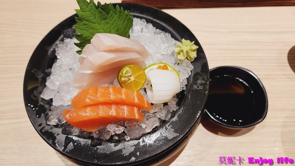 【台南美食餐廳】*藝奇南紡店*，王品集團下的日式料理餐廳，日式高貴典雅的裝潢，各式日式岩燒套餐選擇，有新鮮好吃的生魚片及鮮嫩多汁好吃的骰子牛及豚燒!!!