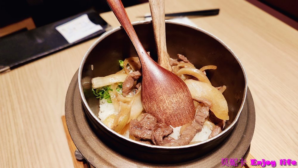 【台南美食餐廳】*藝奇南紡店*，王品集團下的日式料理餐廳，日式高貴典雅的裝潢，各式日式岩燒套餐選擇，有新鮮好吃的生魚片及鮮嫩多汁好吃的骰子牛及豚燒!!!