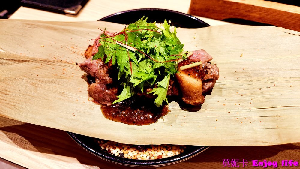 【台南美食餐廳】*藝奇南紡店*，王品集團下的日式料理餐廳，日式高貴典雅的裝潢，各式日式岩燒套餐選擇，有新鮮好吃的生魚片及鮮嫩多汁好吃的骰子牛及豚燒!!!